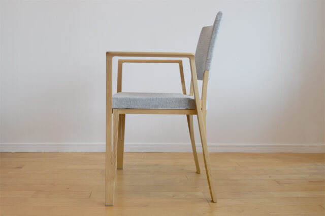 軽やかなデザインのアームチェア