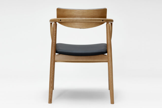 ゆとりのある幅広チェア