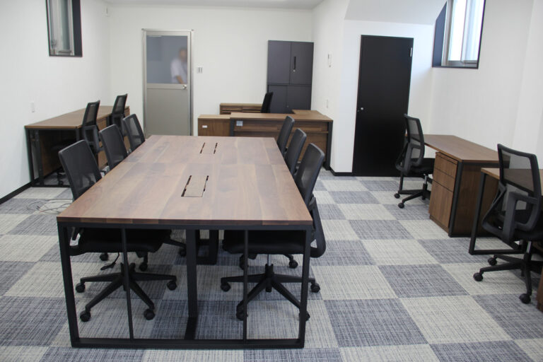 会社事務所にウォールナット材家具を納品