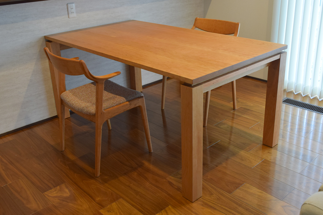 経年変化が楽しめるブラックチェリー材ダイニングセットのお届け