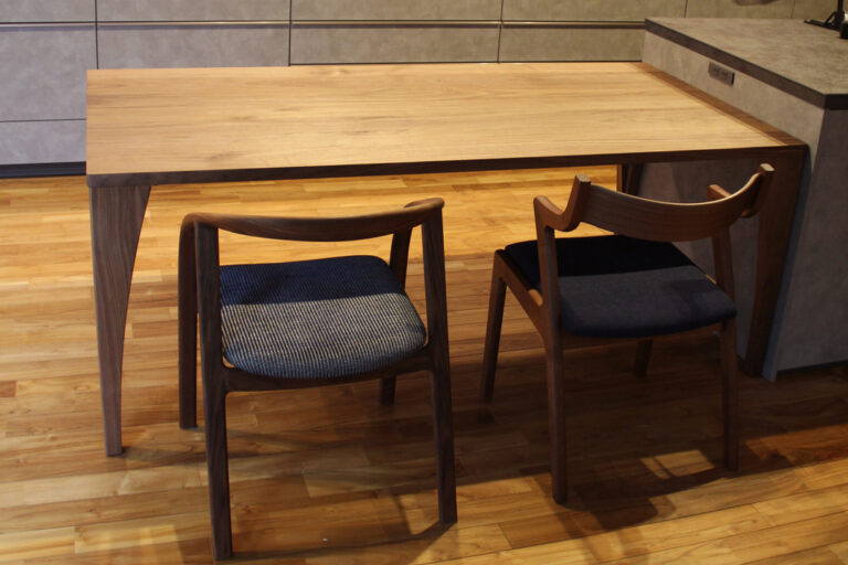 ウォールナット無垢材テーブルDiesareとチェア納品事例