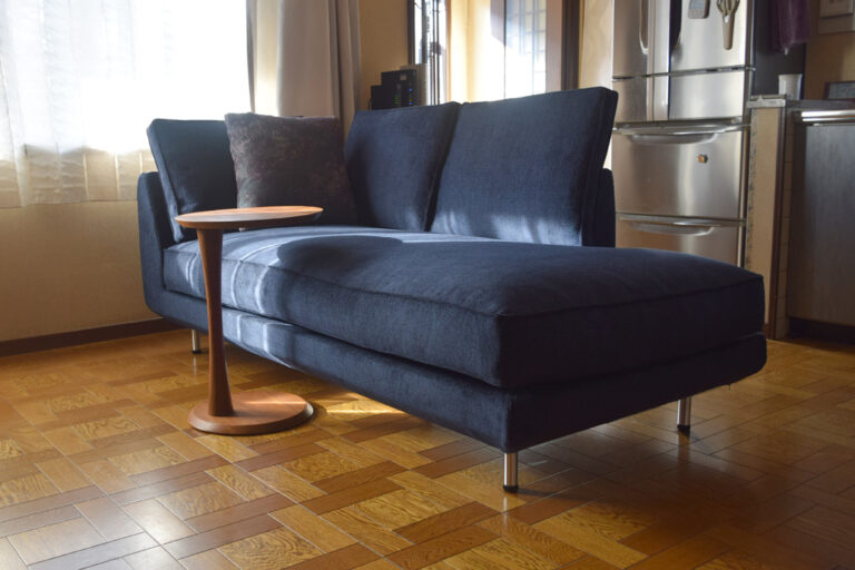 ネイビーカラーのTRESワンアームソファHOM納品事例