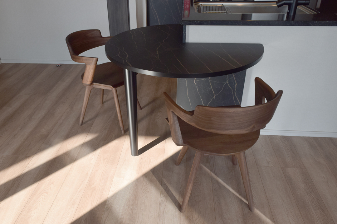 オーダーテーブルとイストクのスイヴェルチェアVIOLA納品事例