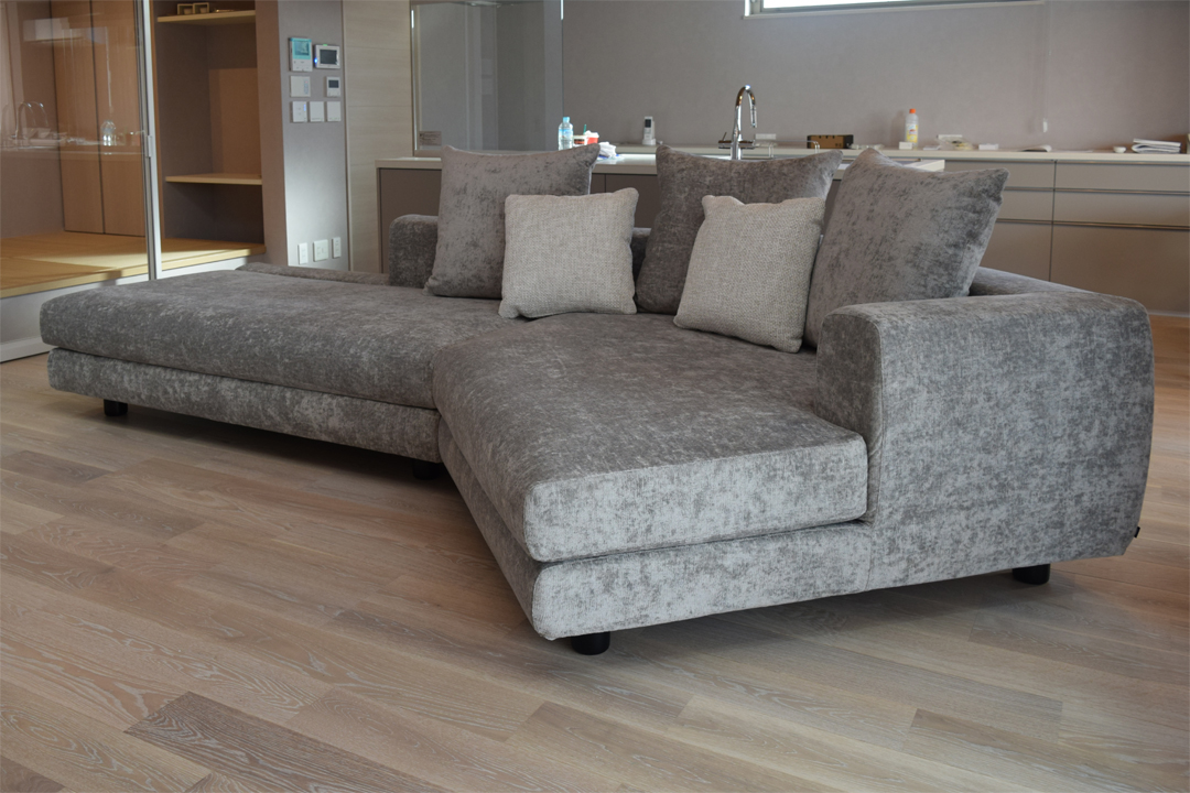 別注製作した台形型カウチソファTRES-A