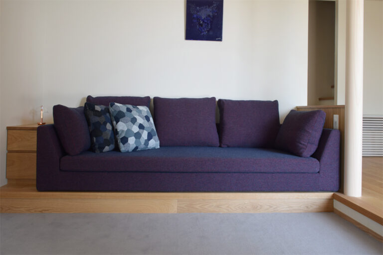 台座の上に載せたTRES THE SOFA TAILORソファ「TB」納品事例